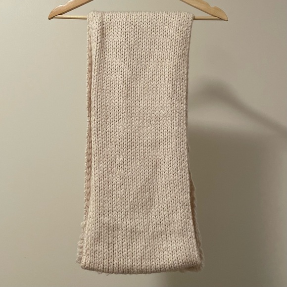 Ann Taylor 🧶 knit scarf 🧣 - Picture 4 of 6